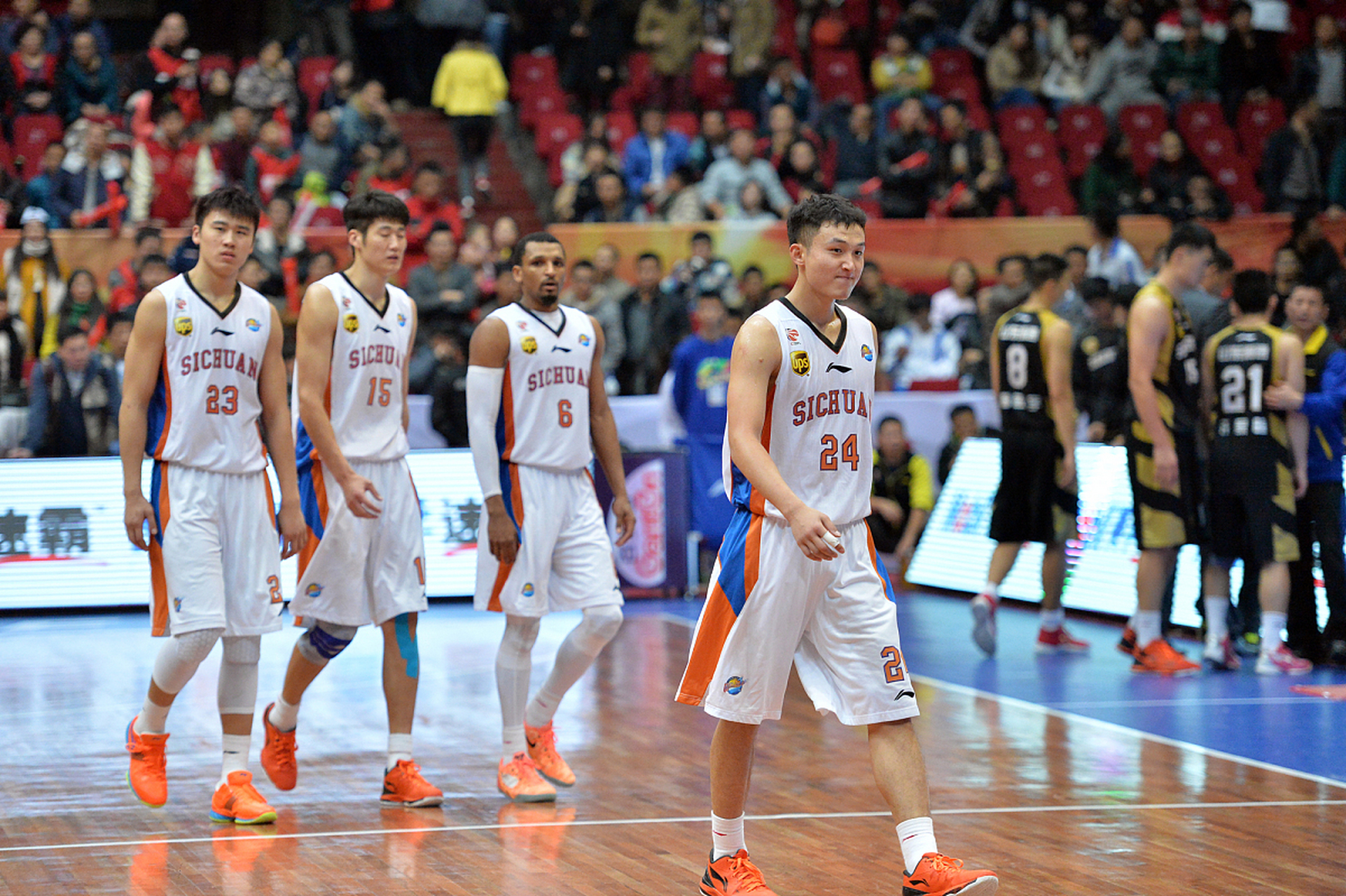 包含吉林男篮客场不敌实力强劲的对手，遭遇败局的词条