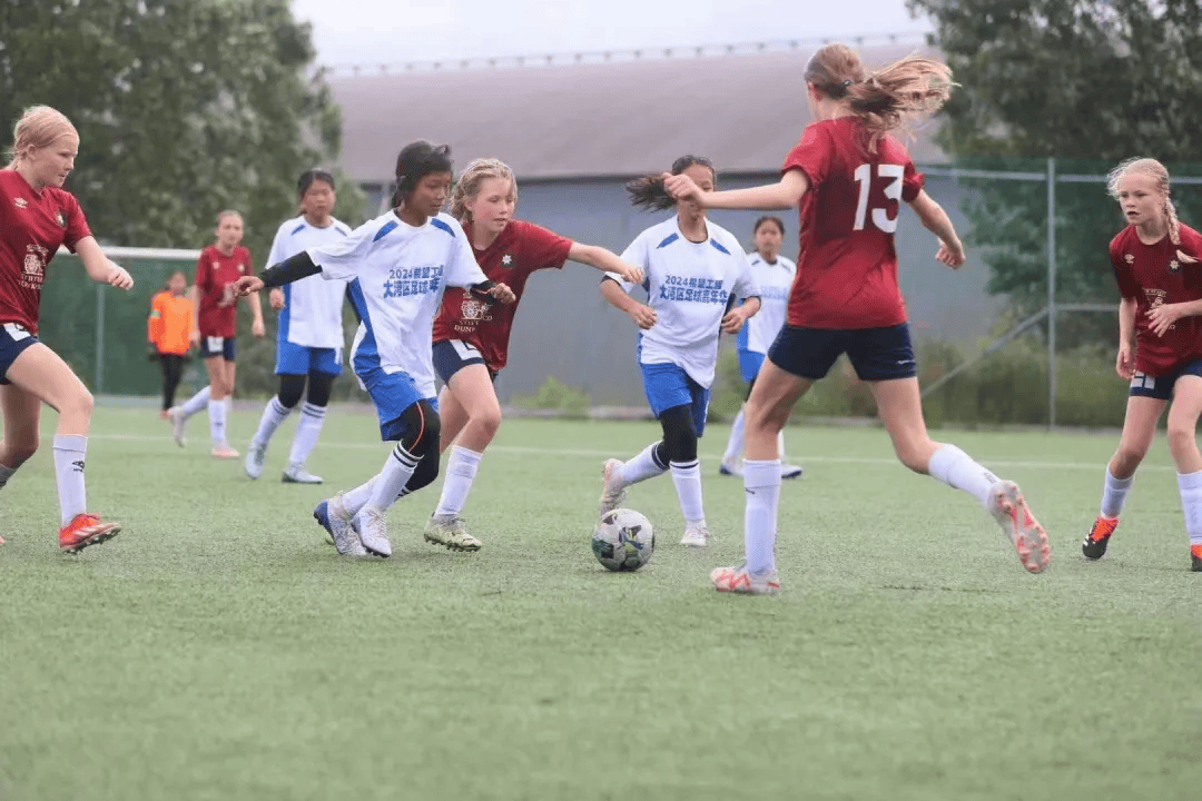 青少年足球比赛：女队选手比拼技艺