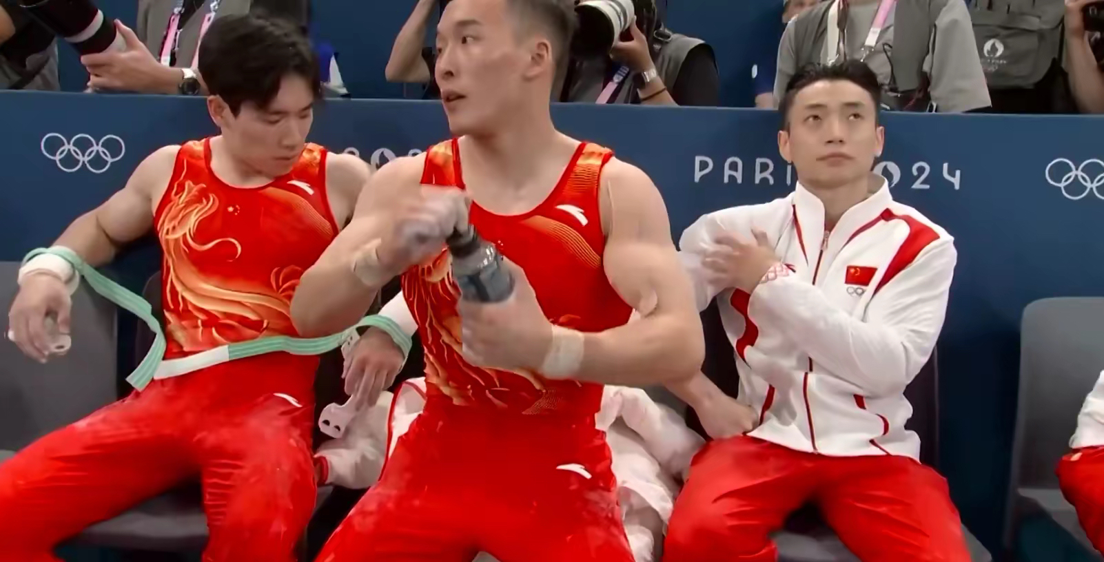 金牌之争:运动员们展开激烈竞争的简单介绍 金牌之争:运动员们展开激烈竞争的简单介绍