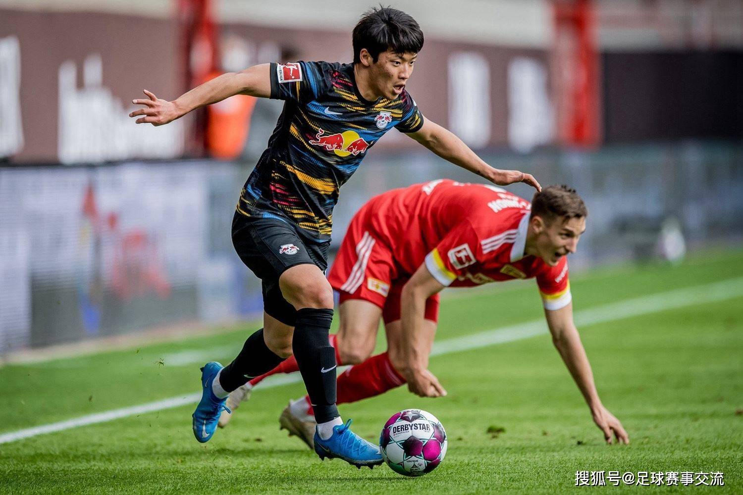 热门足球比赛中双方球队实力平衡,竞争激烈 热门足球比赛中双方球队实力平衡,竞争激烈