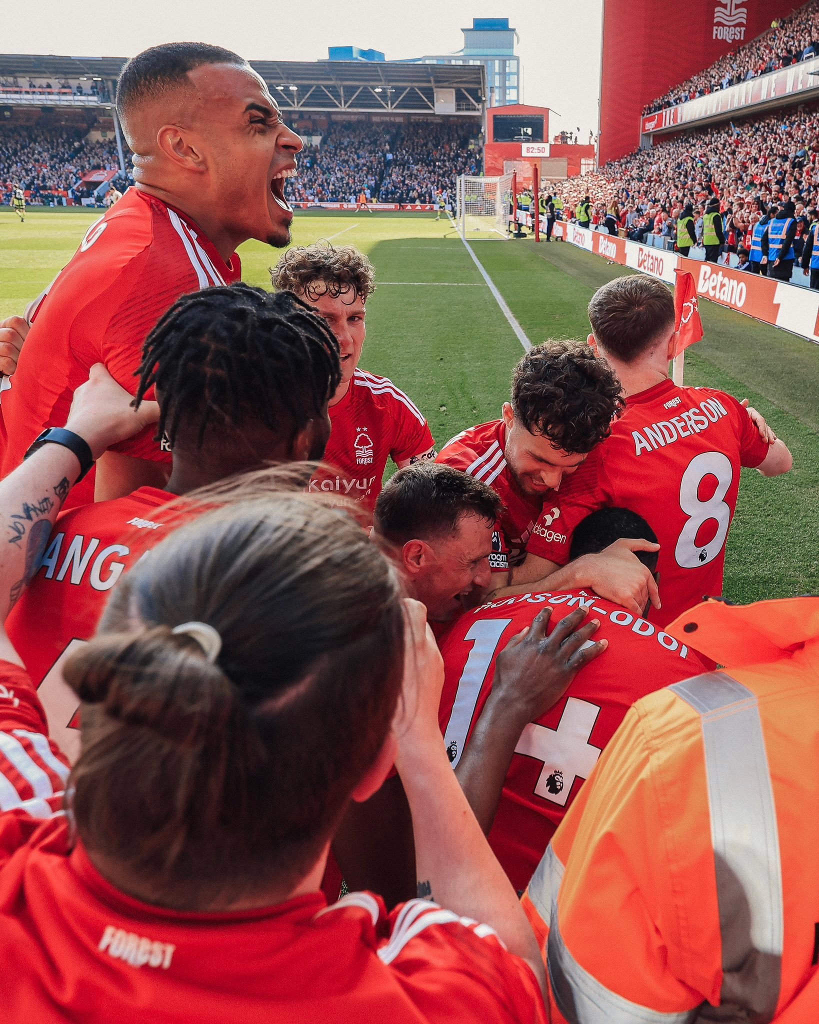 雷纳托荣登射手榜之首,助阵拜仁力克曼城 雷纳托荣登射手榜之首,助阵拜仁力克曼城