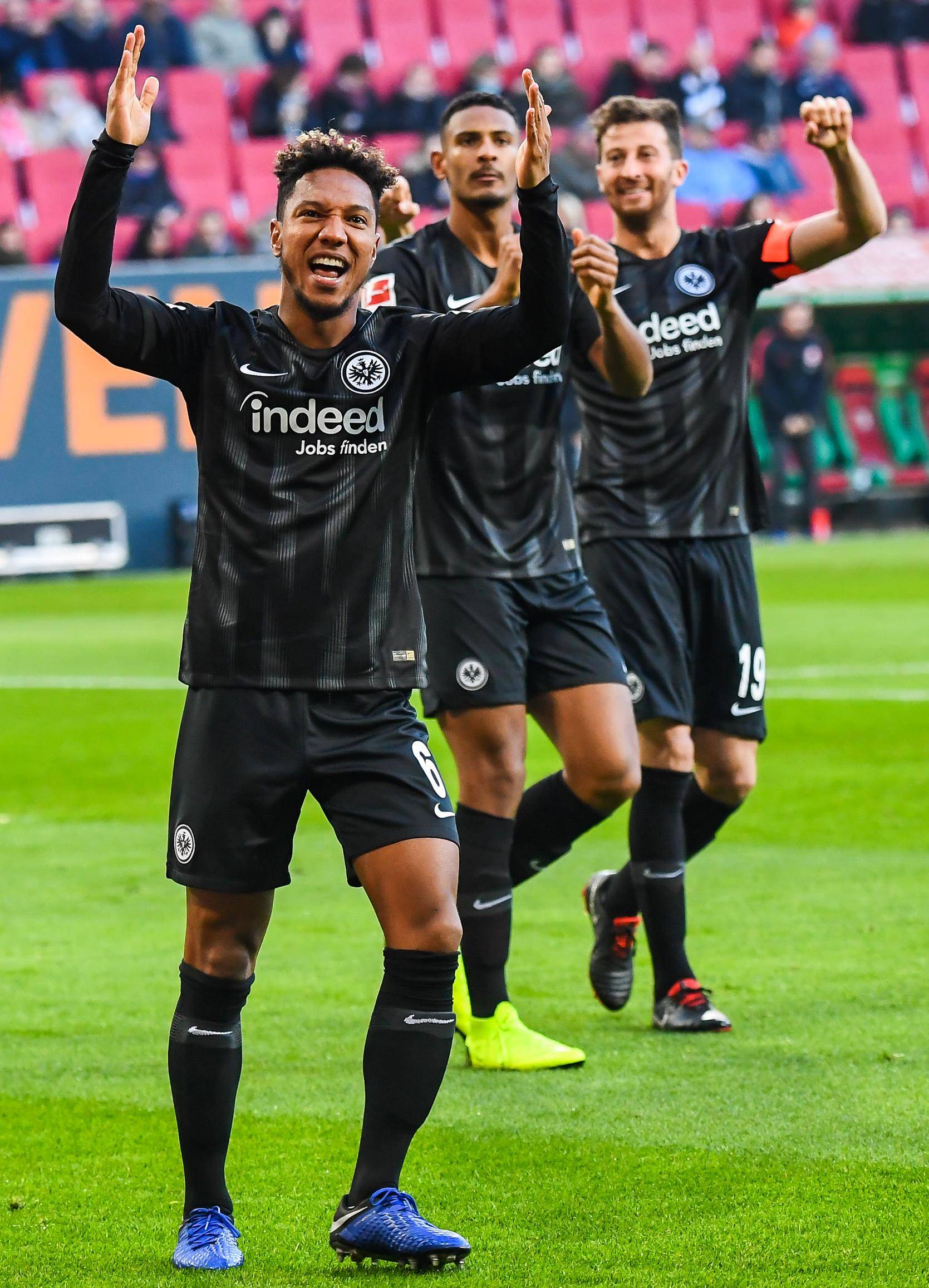 法兰克福球员连中多球,助力球队夺冠 法兰克福球员连中多球,助力球队夺冠