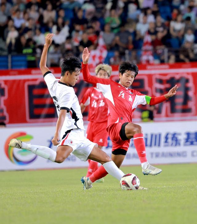 胶着悬念,足球比赛进入精彩高潮的简单介绍 胶着悬念,足球比赛进入精彩高潮的简单介绍