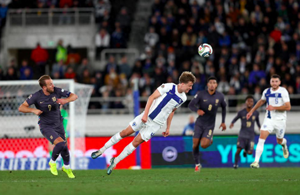 阿诺德弯腰破门，英格兰队晋级成功