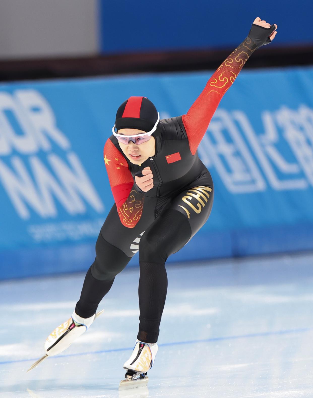 速度滑冰比赛:韩国选手刷新记录夺冠 速度滑冰比赛:韩国选手刷新记录夺冠