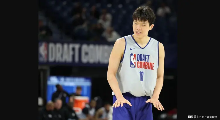 荷兰前锋范迪克领衔球队夺取冠军,获得球迷一致称赞 荷兰前锋范迪克领衔球队夺取冠军,获得球迷一致称赞