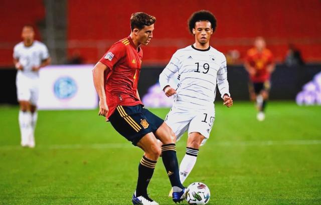 脚下有泥巴，欧国联淘汰赛场上谁能脱颖而出？