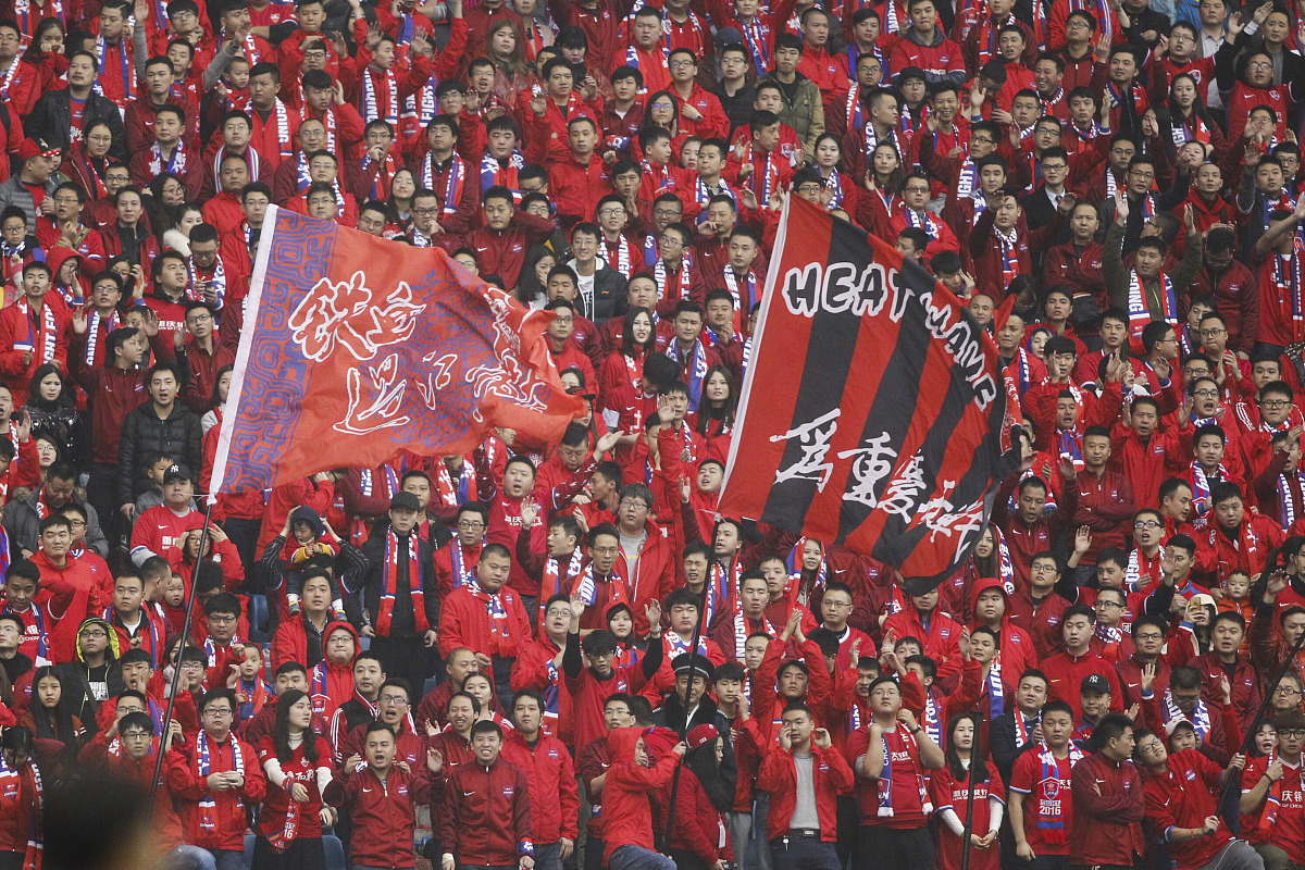 曼联主场大胜,追赶领跑势头 曼联主场大胜,追赶领跑势头