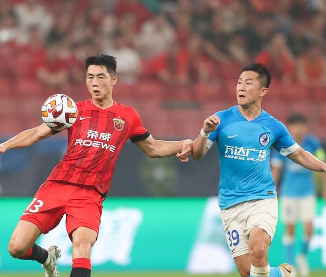 裁判判罚争议不断，比赛胜负留悬念