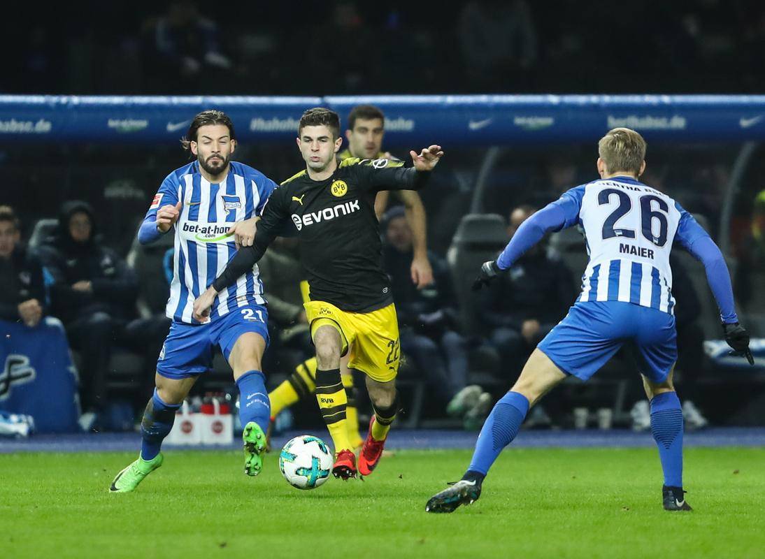 柏林赫塔主教练力挺队员,向胜利迈进 柏林赫塔主教练力挺队员,向胜利迈进