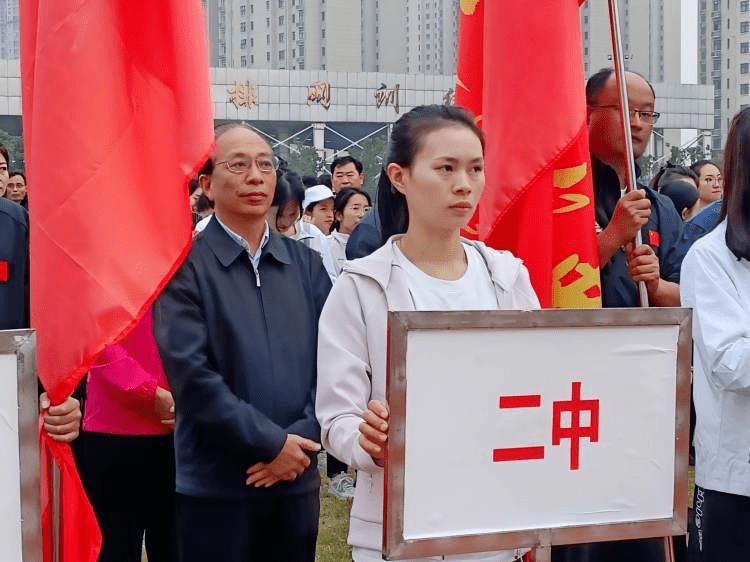 包含追求卓越，全力以赴，中国队斩获佳绩的词条