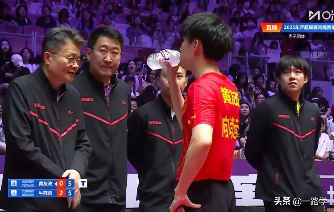 逆转胜利引领全场热情,粉丝欢欣鼓舞 逆转胜利引领全场热情,粉丝欢欣鼓舞