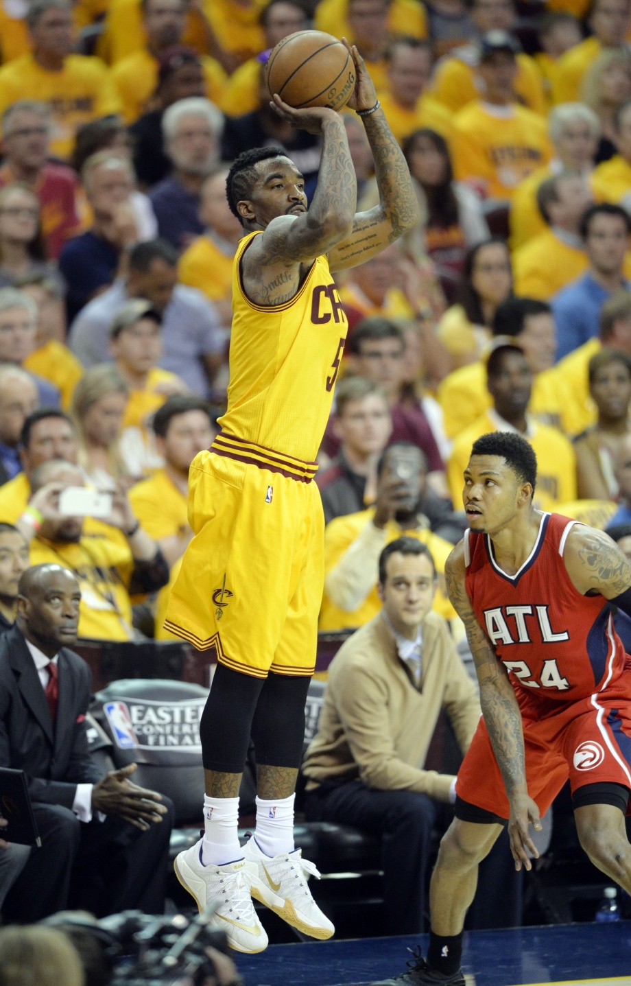 老鹰队长连续砍下+,成为全队得分王 老鹰队长连续砍下+,成为全队得分王