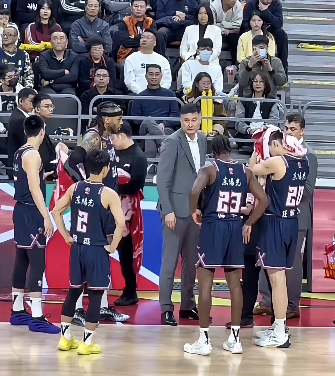 球队内部矛盾暴露，影响球员合作默契