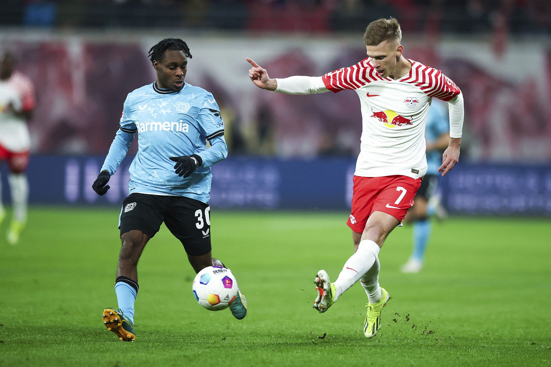 拜仁慕尼黑客场大胜夏尔克04,展现强大实力再度登顶 拜仁慕尼黑客场大胜夏尔克04,展现强大实力再度登顶