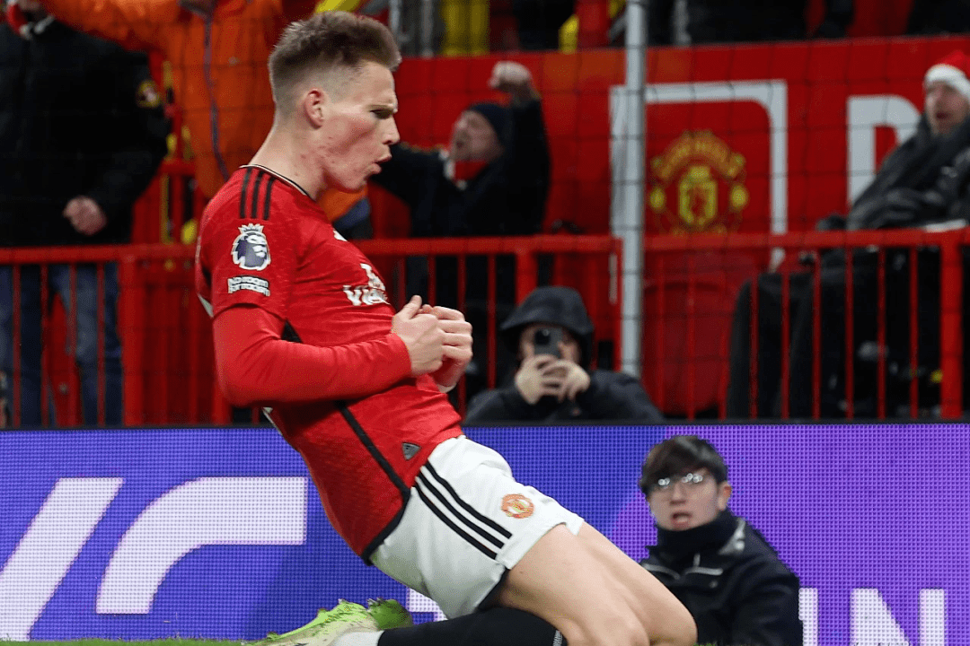 曼联击败阿斯顿维拉,获得英超榜首位置 曼联击败阿斯顿维拉,获得英超榜首位置